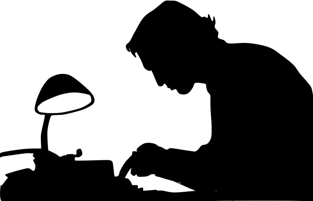 Mies kirjoittaa kirjoituskoneella